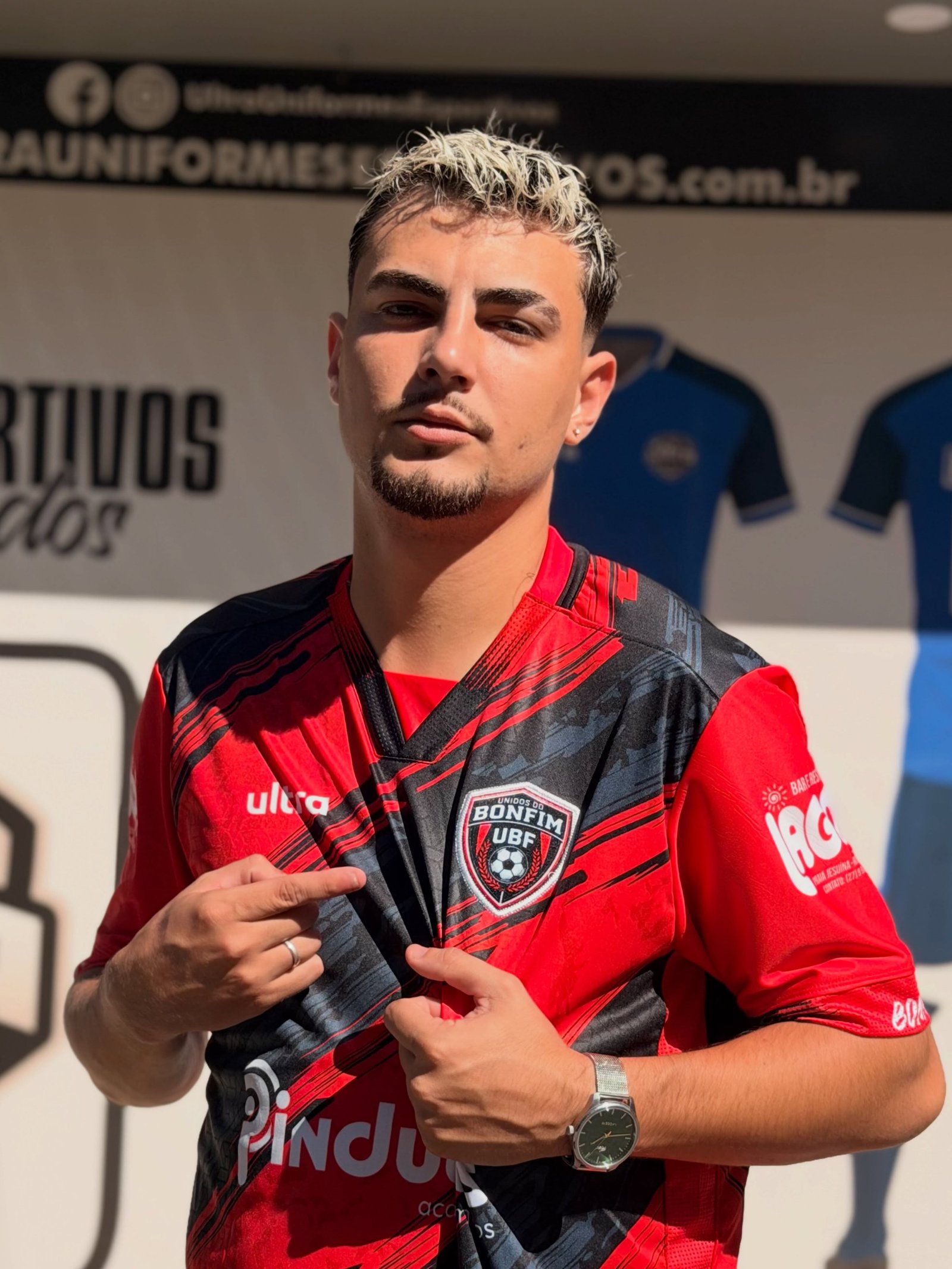 Atleta vestindo uniforme vermelho e preto