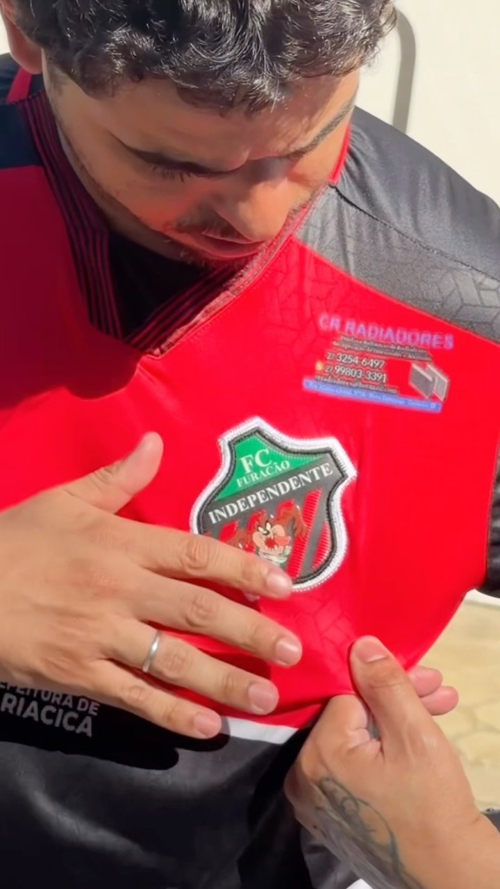 Detalhe de escudo e patrocinios aplicados em uniforme